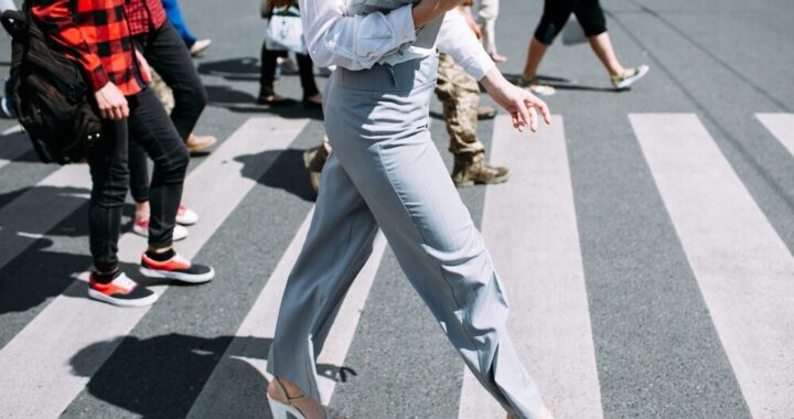 pi--ciolatek-samotnie-chodzi---ulic---mickiewicza--auto-5981